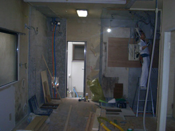 リフォーム中　電気配線の取り替え