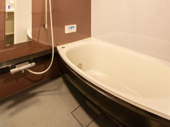 広さを少し増し、給湯器も追い焚きができるように取り替えた浴室