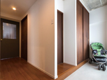 居室の一部を土間とシューズクロークにし、マンション特有の狭い玄関が広々空間に変身