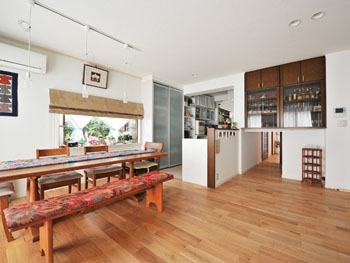 会話をしながら家事をしたり、お庭を見ながら料理をしたりという希望が叶って嬉しいです。