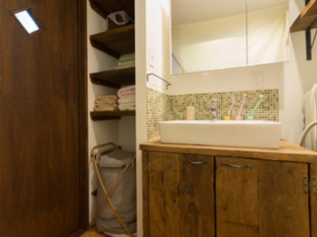 タイル風のクッションフロアやモザイクタイルを貼った壁