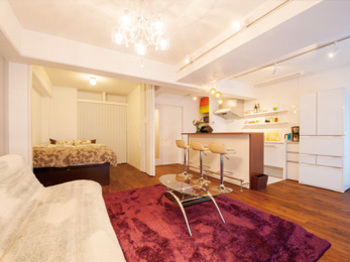 ディスプレイ的クローゼットにサロン風リビング