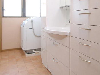 収納スペースも格段に増え、お洗濯がしやすくなりました。家事が楽しくなるような施工をしていただきありがとうございます。