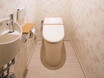 ピンクを基調とした可愛らしい雰囲気のトイレになりました。