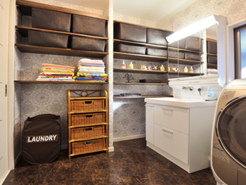 多くのモノをすっきり収納できるような洗面室となりとても幸せです。