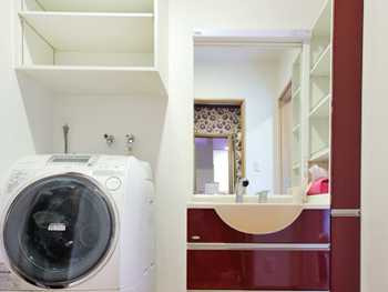 シンプルで華やかな洗面所に大変身し満足です。