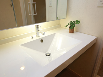 ホテルような高級感を醸し出している洗面台ができてとても幸せです。