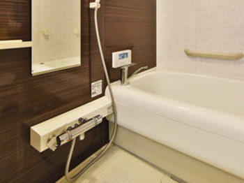 システムバスは落ち着いた色合いのダークブラウンを選択