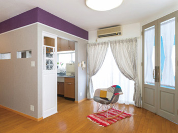 目隠しのための間仕切りに印象的な妻飾りをあしらい