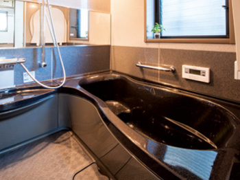 黒が高級感を感じさせる浴室