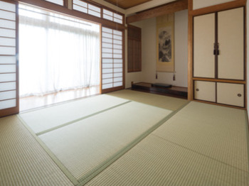床の間のある和室は壁クロスと入口の建具・畳を一新し、広縁の床を貼り替えた