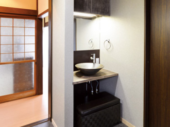 広めの洗面脱衣室に設けた造作洗面台の手洗い鉢には信楽焼を採用