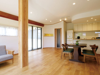 アールをつけた壁や、現しにした既存の梁でモダンな表情を演出