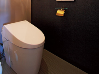 黒×白のシックなデザインにゴールドの小物が映えるホテルライクなトイレ