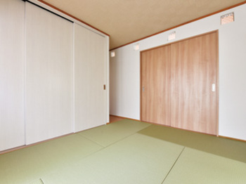 壁は消臭・調湿効果が期待できる漆喰を採用