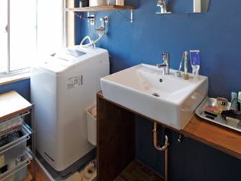 ユニークな平行四辺形の鏡に合わせ、左側の2段の棚も上下の位置をずらして取り付けた