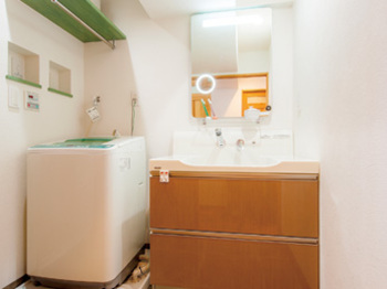 床はモルタルのように見えるクッションフロア