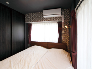 黒を基調とした落ち着きのある寝室