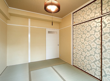 和室の壁は、mamé decoオリジナルの漆喰を塗装