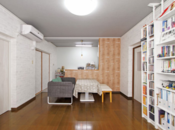 リビングの壁は白いレンガ柄にし、片開きドアの色も壁に合わせた