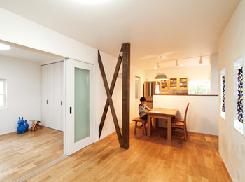 床には比較的傷が付きにくいナラの無垢材を採用