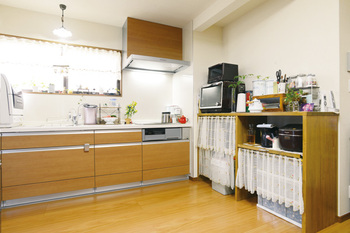 空間を最大限に活用するため、キッチンは壁付けタイプを選択