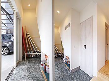玄関土間には、階段下を利用し収納スペースも多く確保