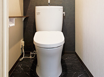 トイレはTOTOに一新し、壁に収納棚を設置