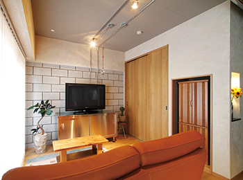 テレビ台には奥様の発想で厨房機器を代用