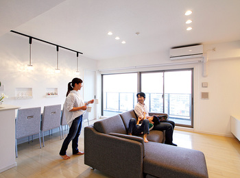 築浅マンションでホテルのロビーのようなリビングを実現