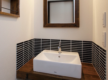 シックな印象でまとめた、 2階の洗面化粧台