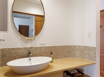 鏡に合わせたタイルや洗面ボウルをチョイス