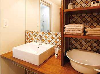 タイルとクロスで、シンプルな中に個性をプラス