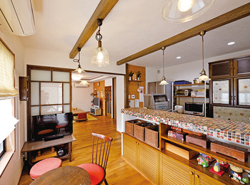 個性的な造作キッチンカウンターはデザインも機能も抜群