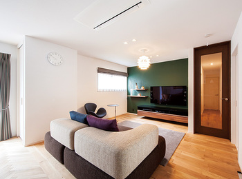 一面だけ色を変えることで、自然素材の質感を強調