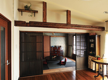 古材を使った梁や床にアンティーク家具が映える和テイストの空間