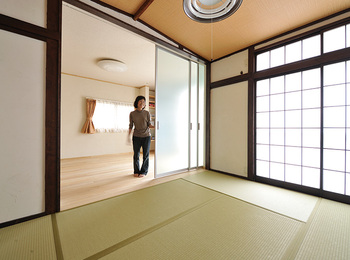 レールのない洒落た開閉扉にセンスが光る