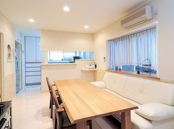 地中海風の明るいLD。家族が自然と集まる和み空間に