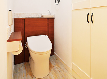 漆喰の塗り壁にアイアンの金具のシックなトイレ