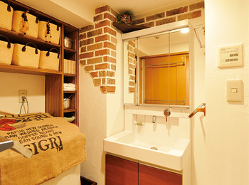 レンガと塗り壁で欧州のアパルトマンをイメージ