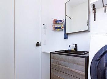 デザイン性能と機能性を兼ね備えた洗面室