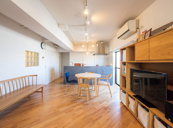 見せるインテリアにこだわり、自由度の高い空間づくりを楽しむ