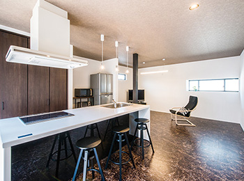 オープンな装いのキッチンカウンターが家族の自由な食卓に