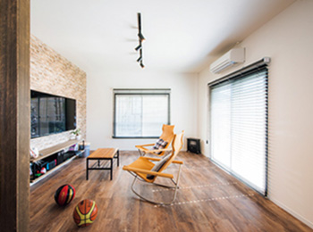 見た目は無垢材の木調フロアタイルを全面に採用