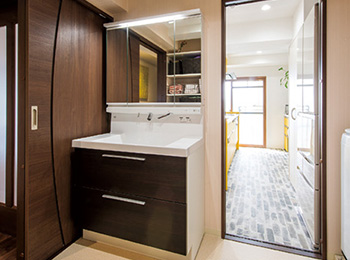 収納棚を新設してタオルや着替えなどが置けるように