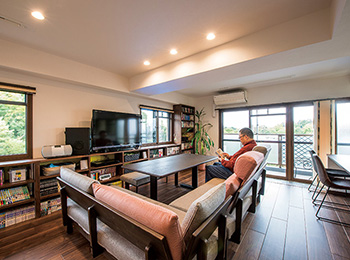 無垢のような質感の幅広フローリング