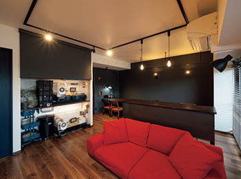 壁一面のアクセントクロスもわずかな色の違いにもこだわって