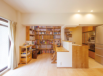 書棚は天井まで空間を最大限生かし収納スペースは隅々まで効果的に確保
