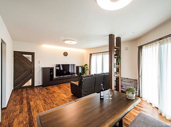 無垢材と間接照明がさらなる温もりを生む開放感あふれるリビング