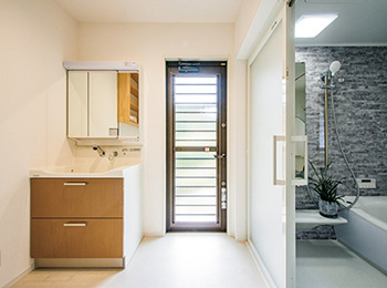 土間にあった浴室は、以前はなかった洗面室とともに新しく配置